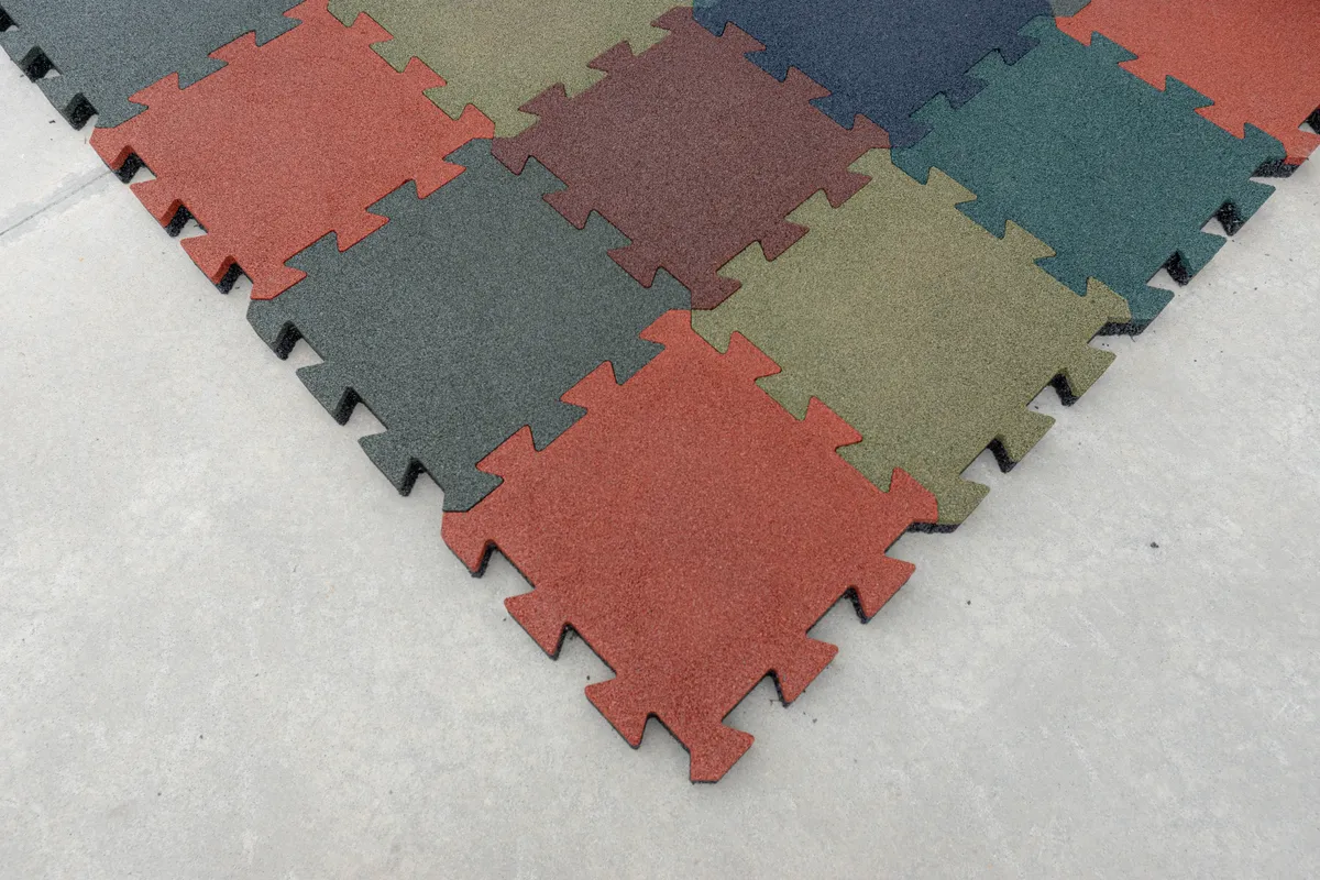 Резиновая плитка vs бесшовное покрытие: что лучше?